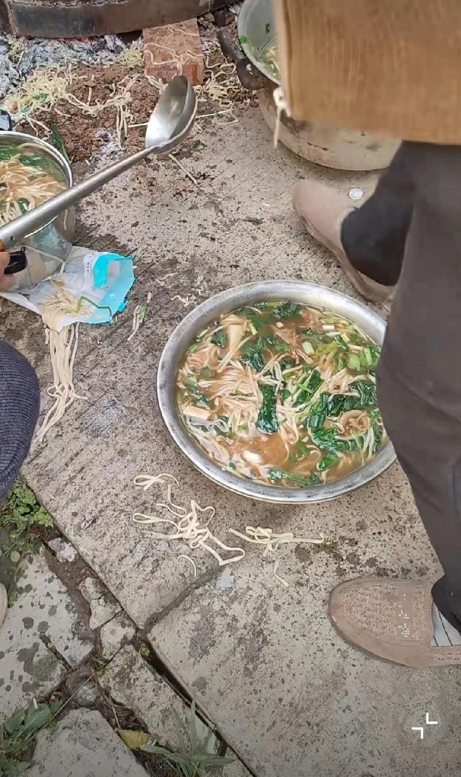 河南某地村里有人家喜得千金，当地习俗“吃喜面”，连盆带锅的吃得完吗？河南宴请 河