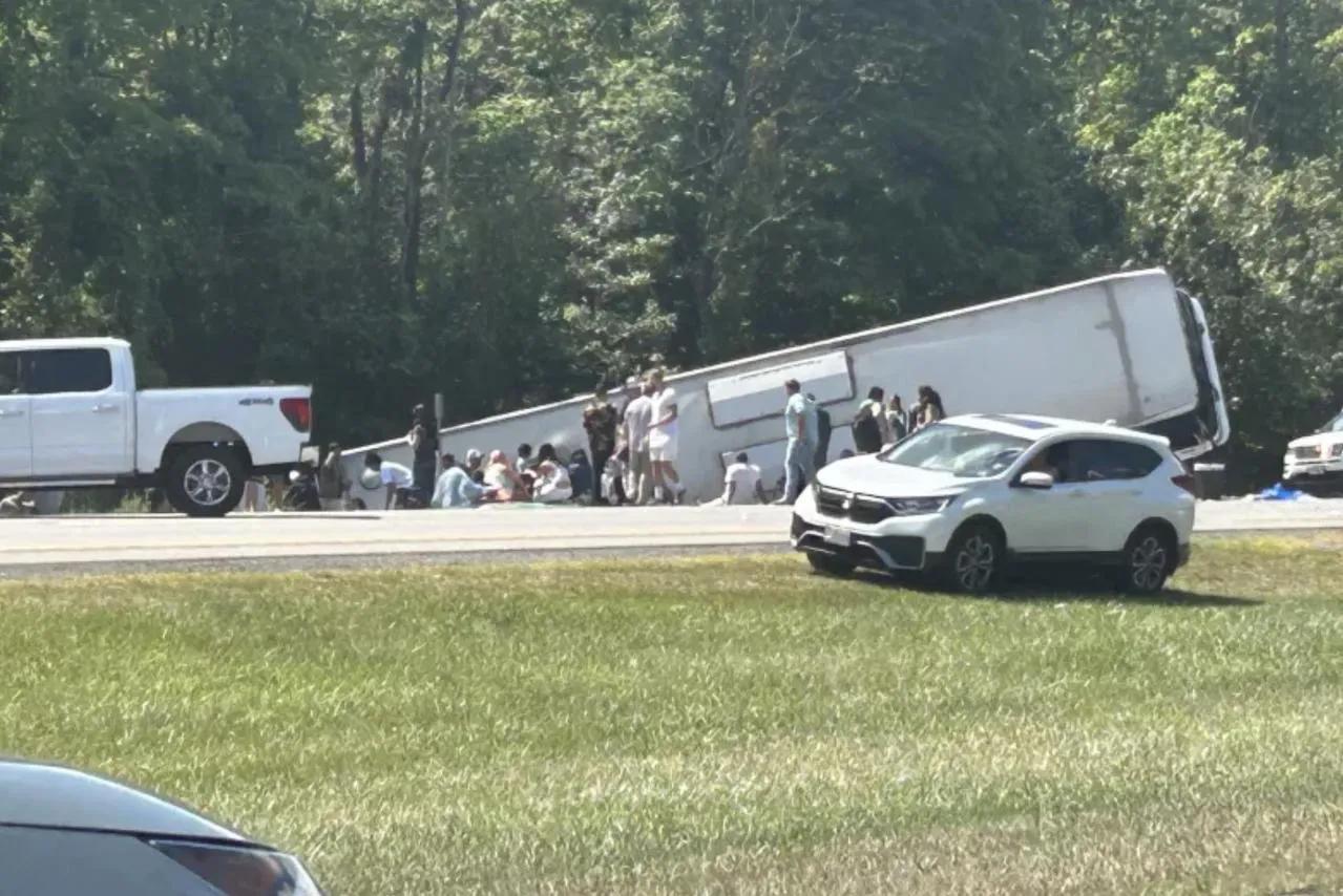 22日，一辆从尼亚加拉瀑布返回纽约的观光巴士，在高速公路上发生侧翻事故，车上有5