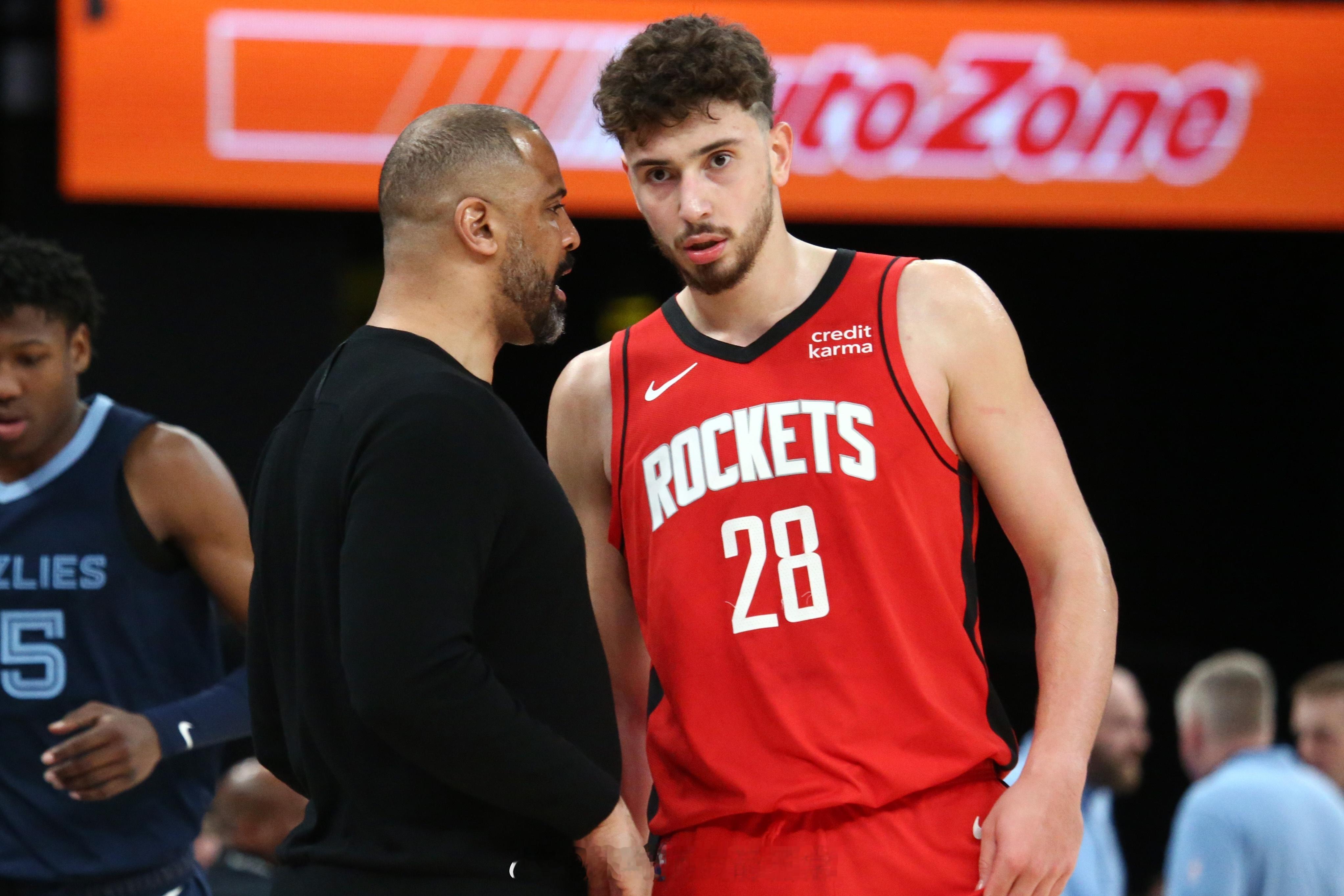 路威谈乌度卡批评申京防守：“教练必须摸清更衣室的氛围，针对不同球员的性格采用不同