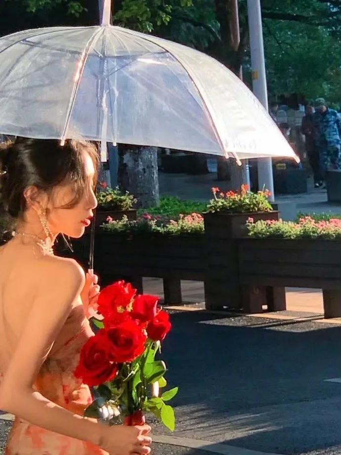自以为在提供情绪价值，实际上在给予负反馈的行为（六）
表面夸奖别人，实际在抬高自