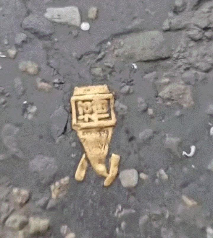运气太好了！一男子在马路上，无意间看到马路沥青面上有个金黄色的东西，男子好奇上前