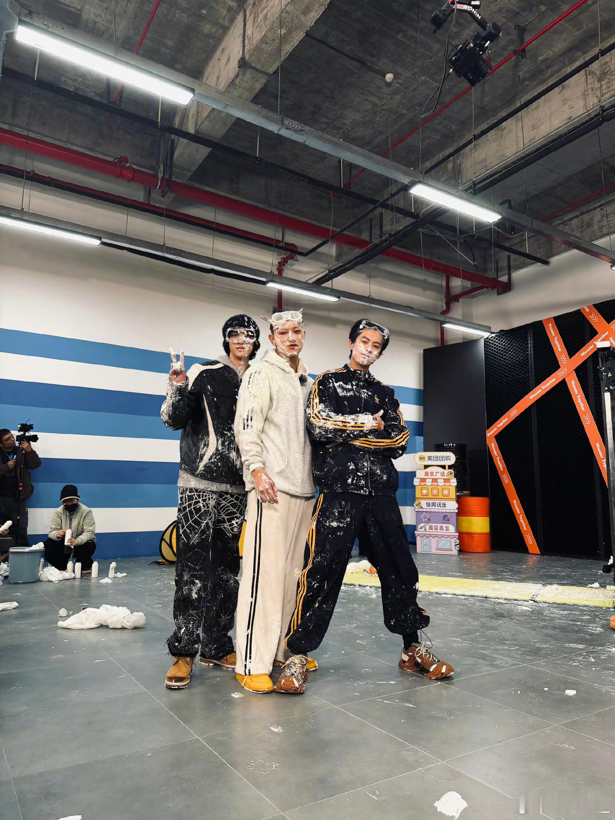 黄子韬快看是恶评刘耀文锐评黄子韬也太敢了，啥都会但啥都不行直接笑晕！嘴上说距离产