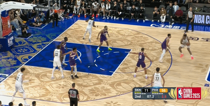 曾凡博终于在进攻端摸到了球……虽然24秒到时了。曾凡博NBA季前赛首秀 ​​​