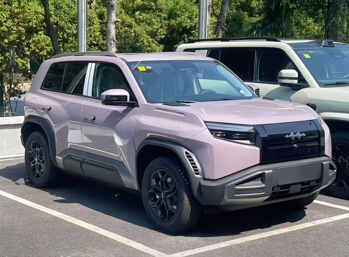 逛街时看到的好看车车，偷偷拍了张照，这个线条和配色真的长在我的审美上…但是老妈说