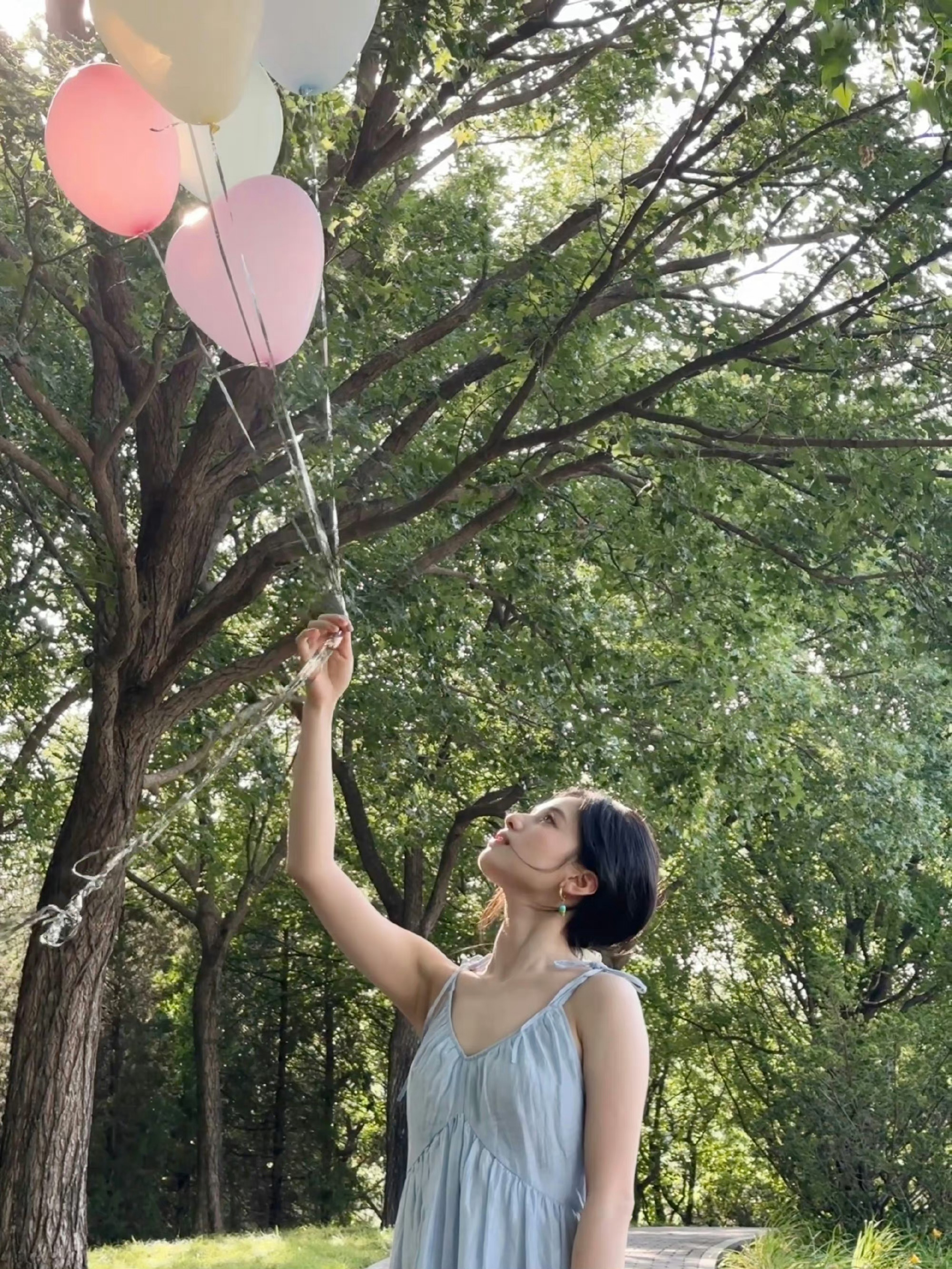 #张婧仪生日九宫格##张婧仪蓝色绑带裙#张婧仪蓝色绑带裙，哇塞可以的 ​​​
