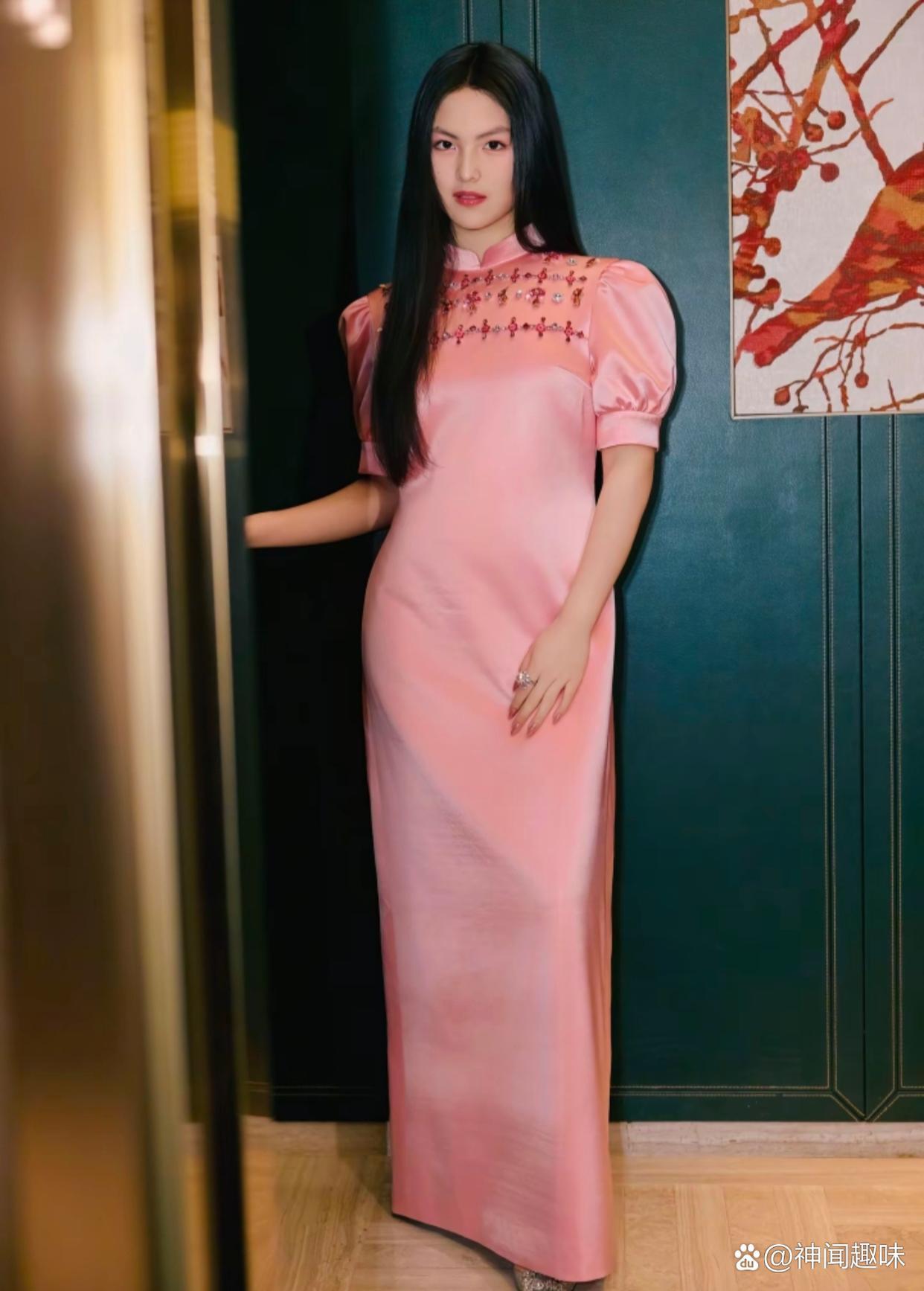 王诗龄，这身打扮跟妈妈李湘年轻的时候，像一模一样 