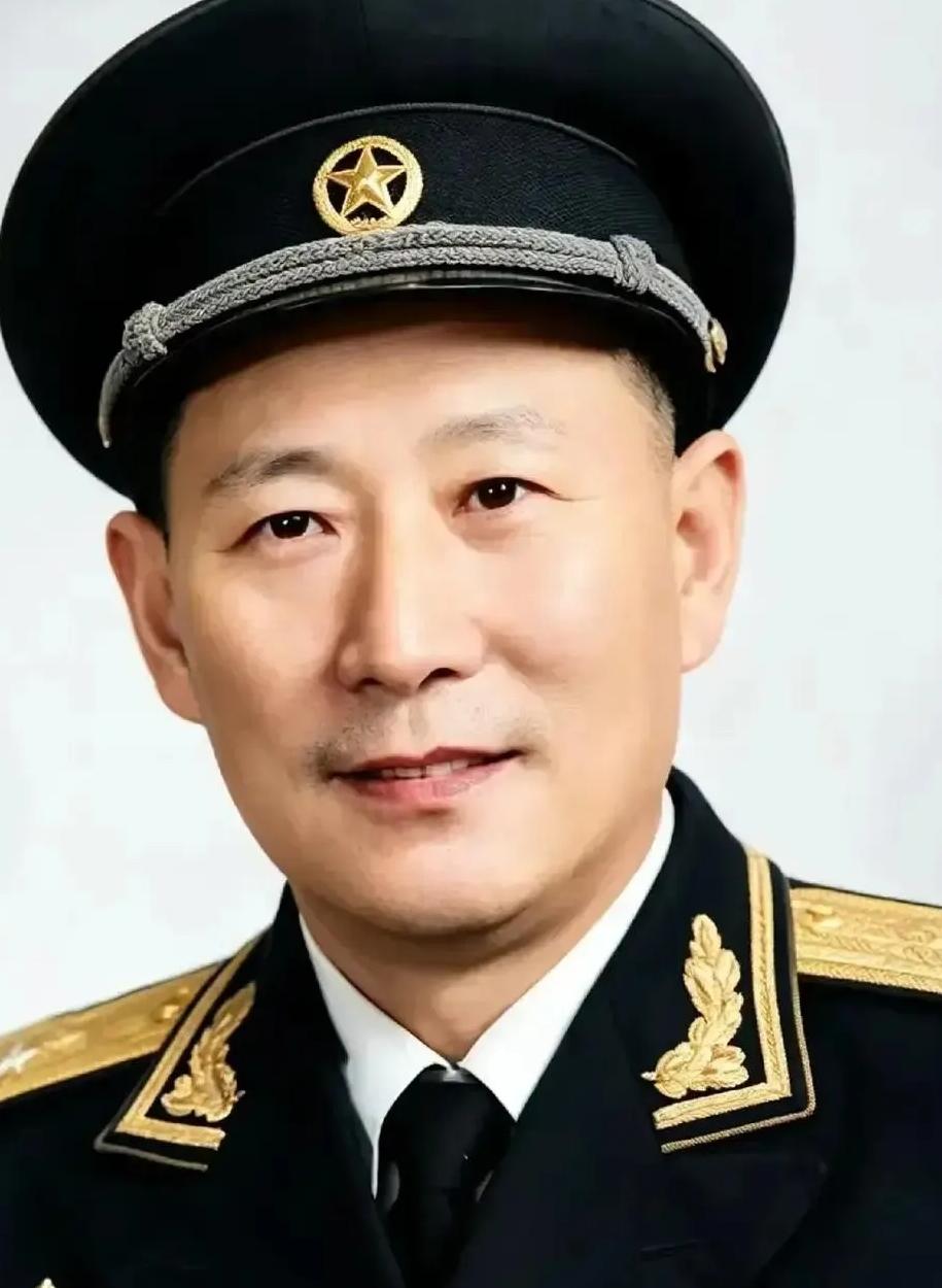 1940年底。东北军57军营部，营长假意通知连长江潮晚上开会。实际上已经布好了埋