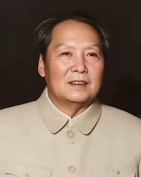 岁月沉淀，神态安然平和。历经时代风云，心怀家国山河，彰显出伟人从容宽厚的格局与气