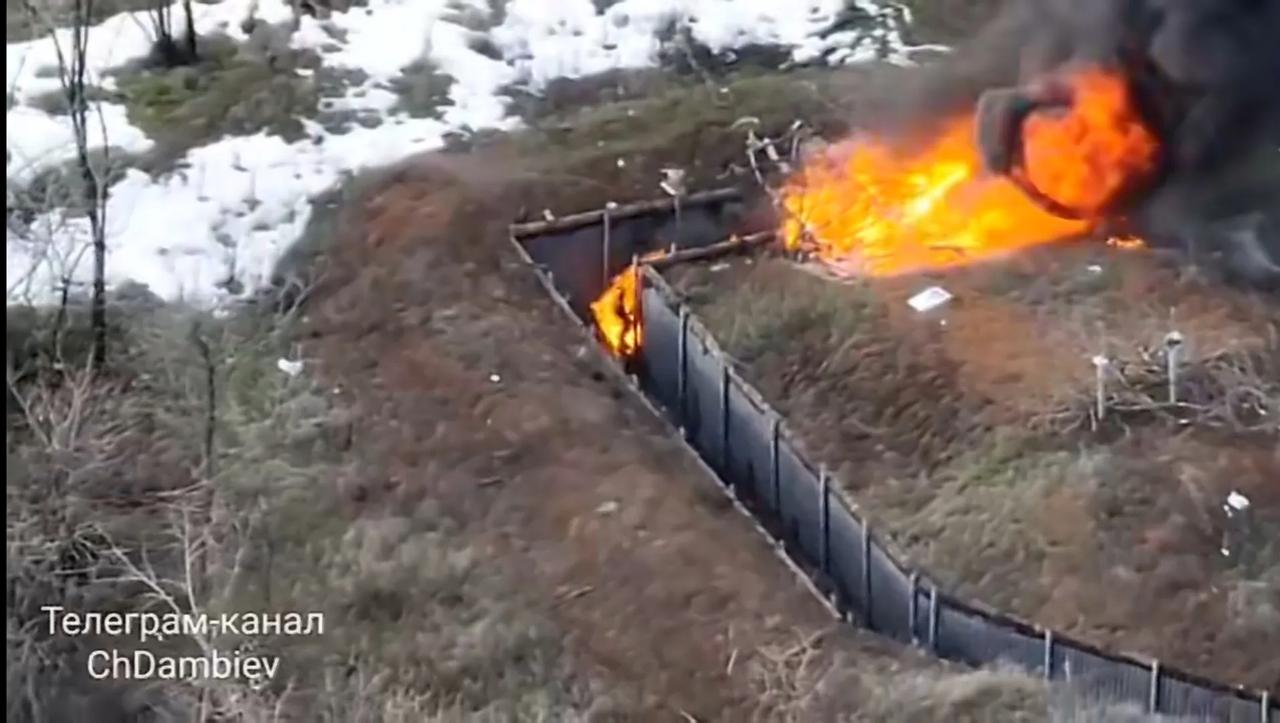 乌军战壕着火了，这名乌军士兵烧着了……战争就是这么残酷，没有温情可言。
无人机就