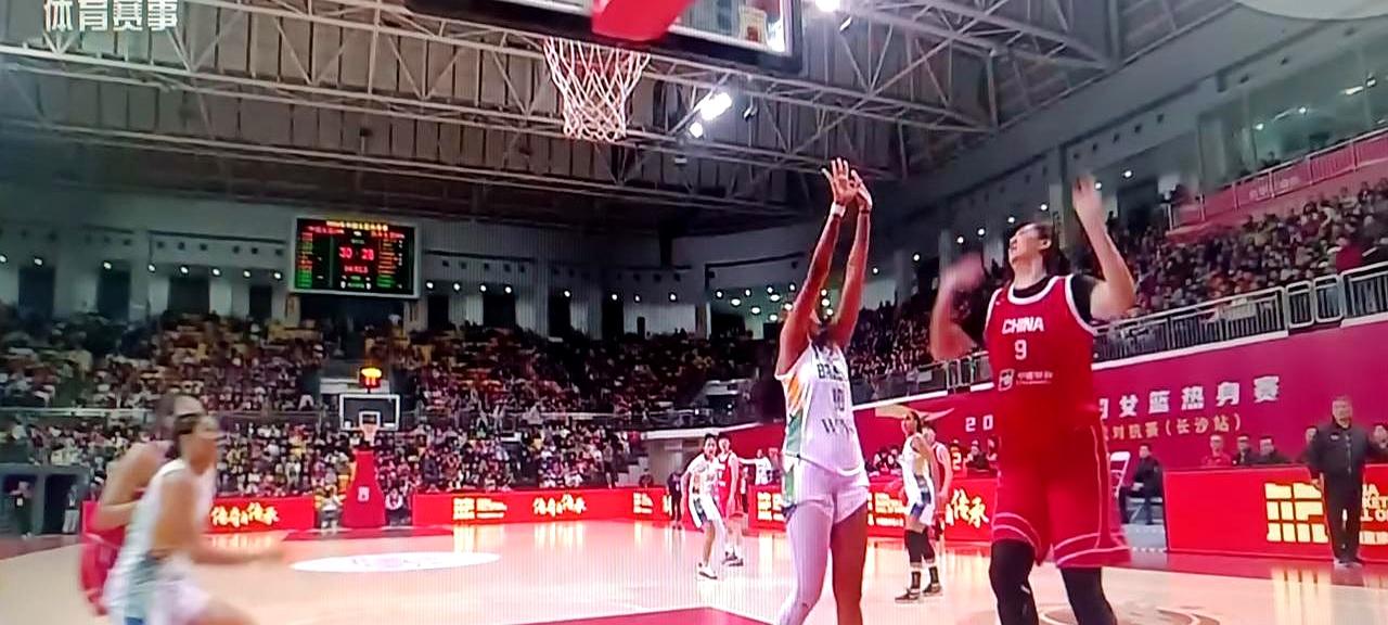 赢了巴西2次，中国女篮却没松口气。
刘禹彤转身擦板命中，17分7篮板钉死内线，
