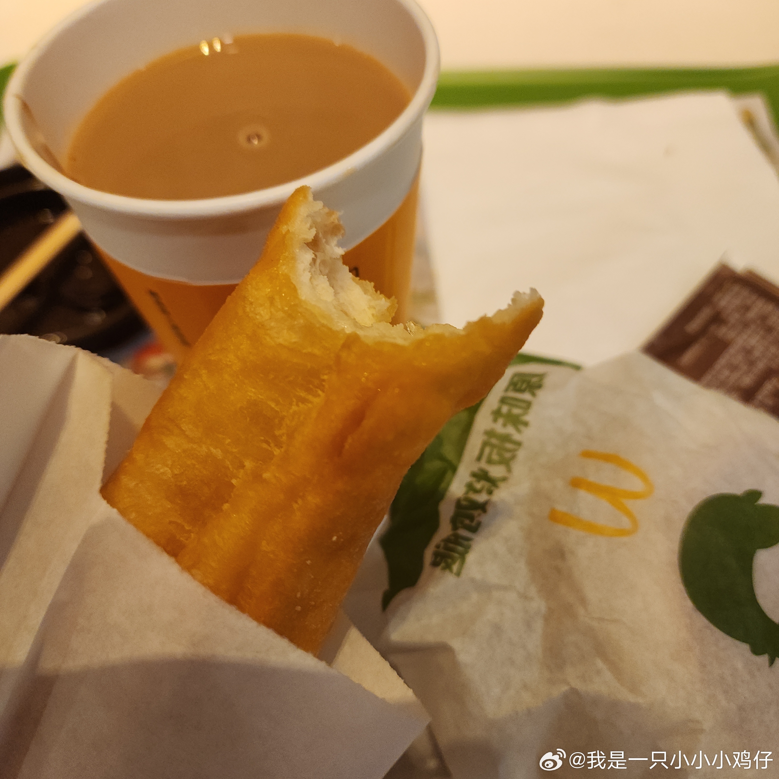 刚出锅的油条实在太香了，我记得以前还吃过咸蛋黄款的油条，不知道为什么现在没有了生