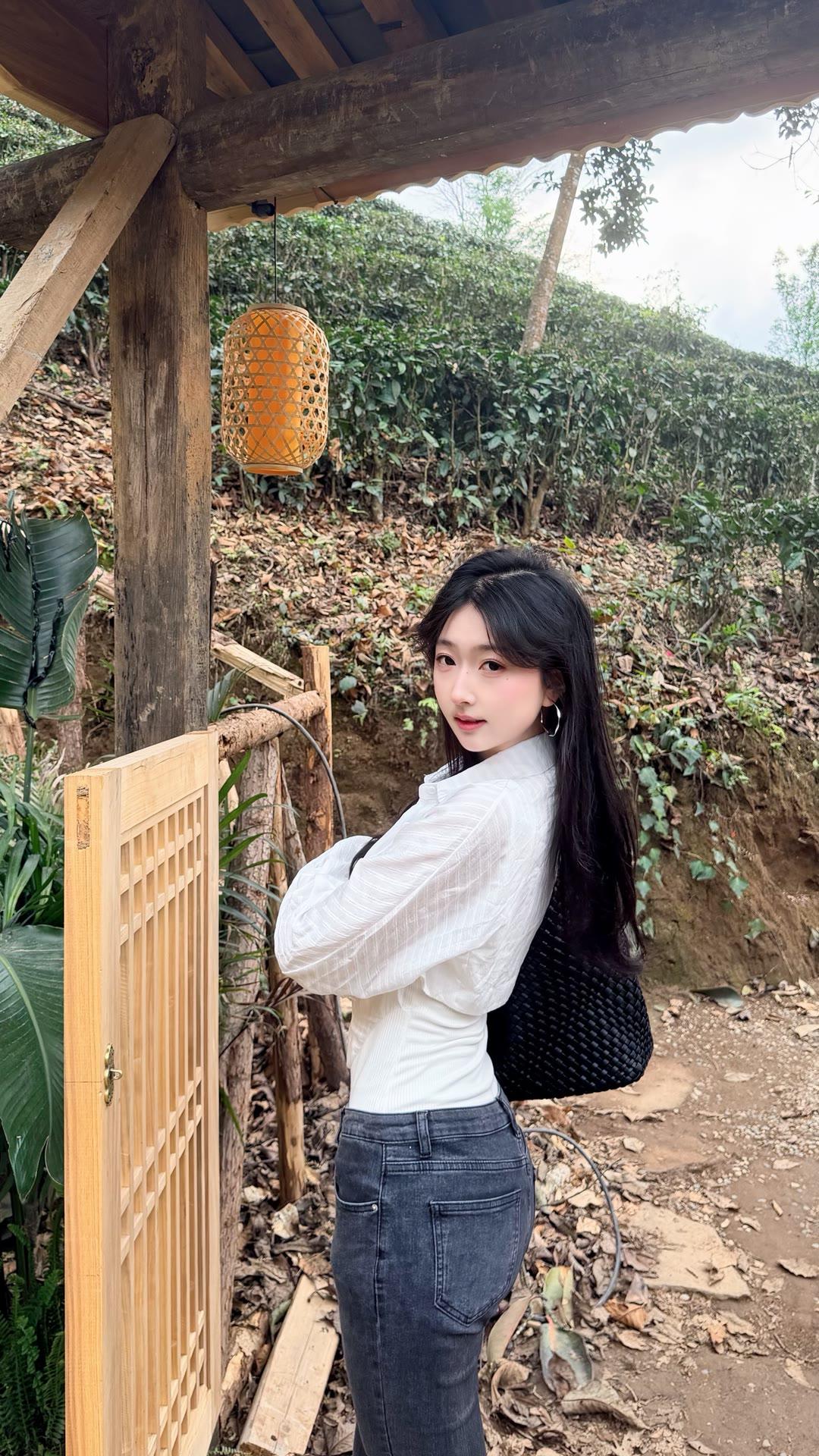 竹影斜斜照，轻纱拂面来。