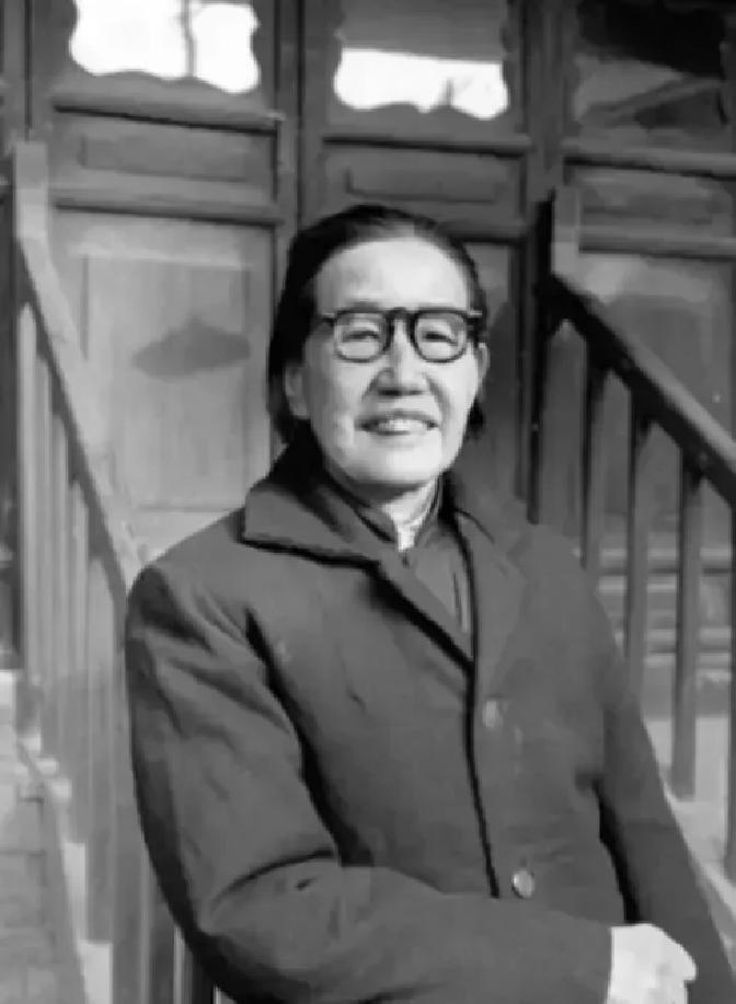 1937年，一位女红军在牧民家中诞下一子。当马家军搜捕时，她正给孩子喂奶，危急关