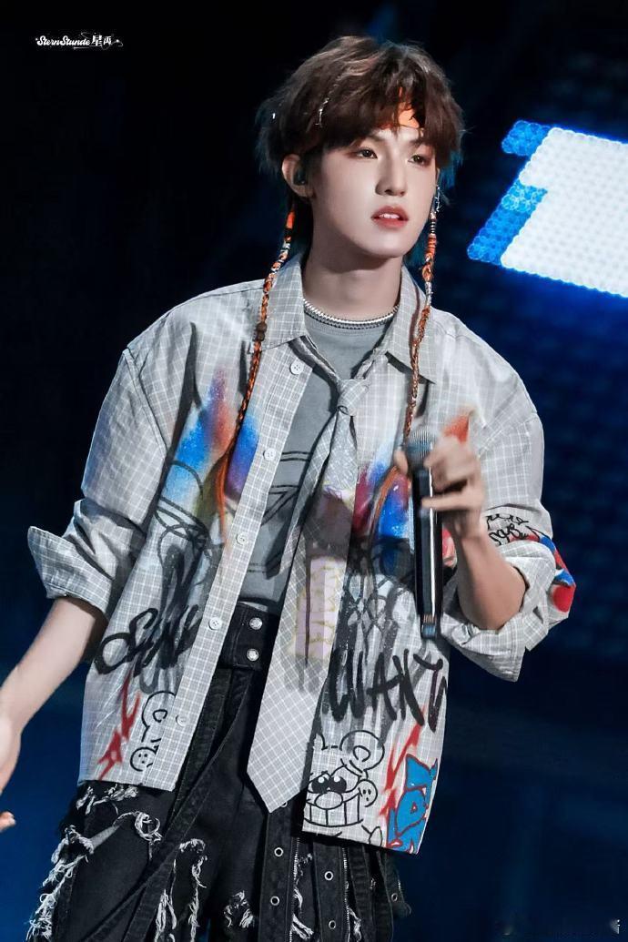 谁懂张泽禹全开麦的含金量！他就像个踏实的音乐小憨憨，舞台上从不开半麦，唱功稳得没