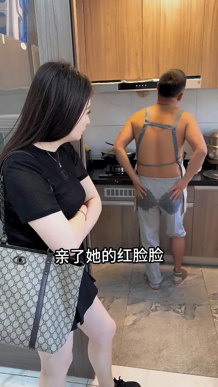唱出了男人的心声。
昨晚梦见我的初恋，还是当年那么好看。长长的辫子，那好了身段，