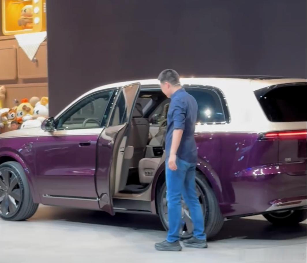 理想 L9 Livis 内饰小细节，二排空调出风口位置屏幕好像更大了，主驾后方也