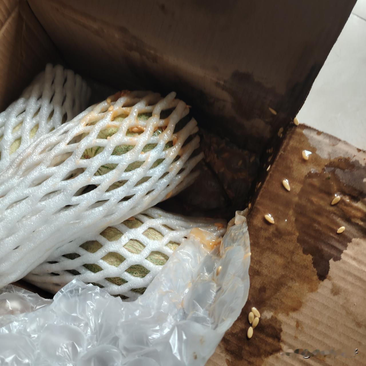 网上买瓜真的能放心吗，我要的是瓜不是秒退呀！

在网上买了份哈密瓜，今天到货了，
