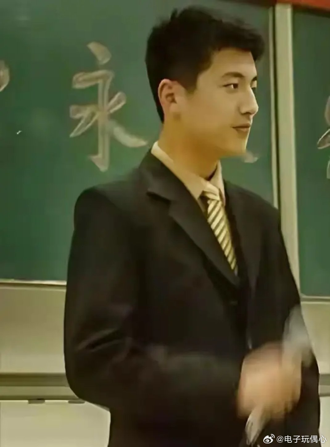 张雪峰在郑州大学时期的青涩照，正在主持活动的他，妥妥的校草 