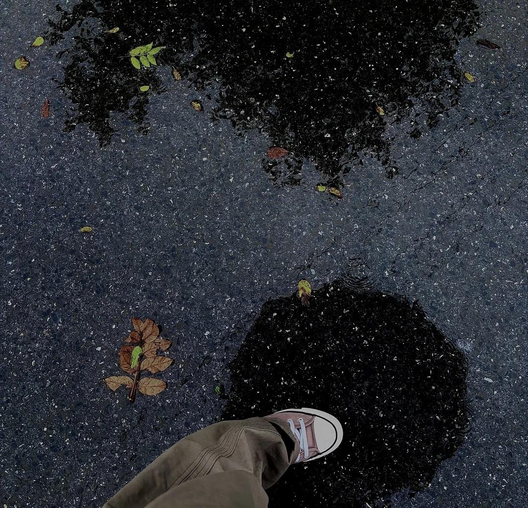 “你 像 是 一 场 小 雨.”
你 像 将 下 未 下 的 一 场 雨.