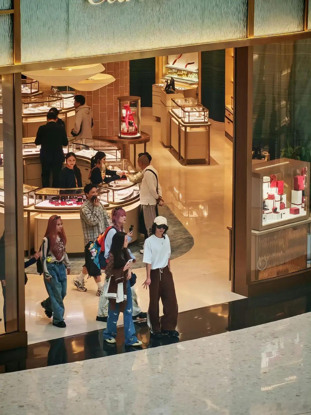 华晨宇逛街时被偶遇，路人镜头里的他帅气夺目，身形纤瘦修长，那出众的模样让人一眼就