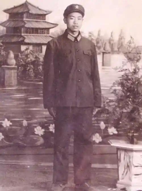 1984年的老山战役中，赵占英烈士遭越军炮击，壮烈牺牲，年仅21岁，而他的母亲却