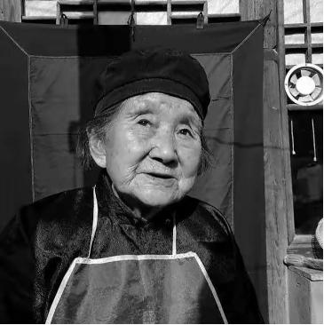 1984年，一个84岁的老太太来到政府接待处，对工作人员说：“我要捐款24亿！”