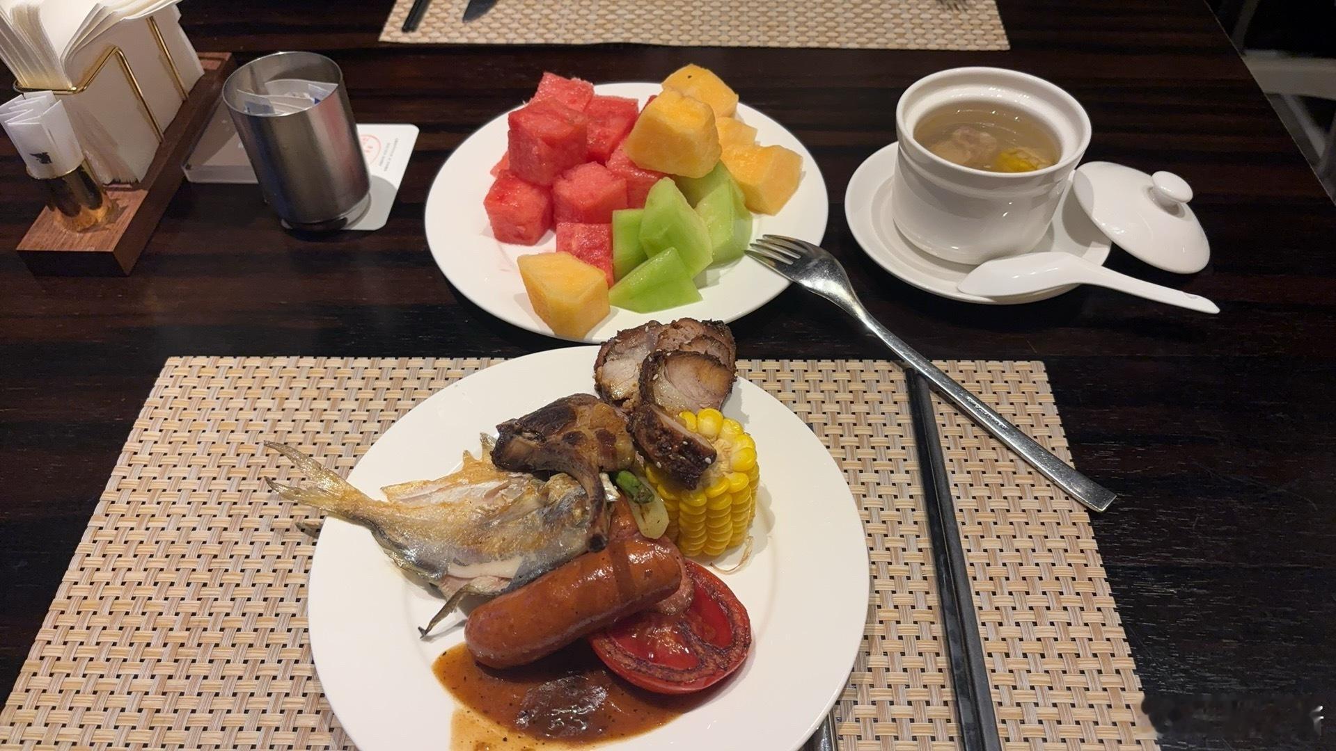 今天拍摄发现脸圆了一圈…然后晚上：0主食地中海饮食[融化][融化][融化]好好吃