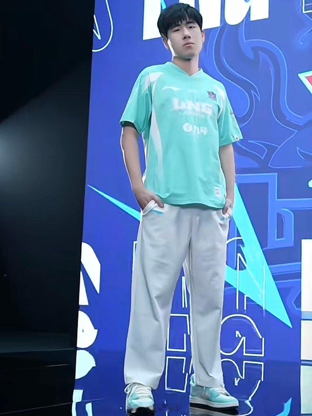 【粉丝投稿】Gala的新队服试穿[哆啦A梦吃惊]

*图源粉丝投稿未知出处，侵删