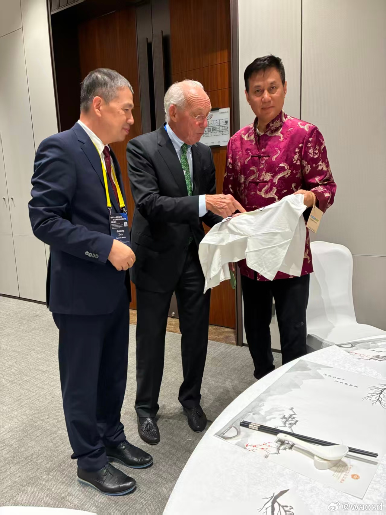 周晋峰博士请《增长的极限》作者兰德斯为青年学者签名世界可持续发展科学院（简称：世