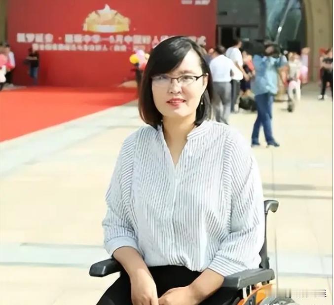 2012年5月，小王像往常一样站在学校门口指挥放学的孩子们，忽然，眼角瞥见一辆停