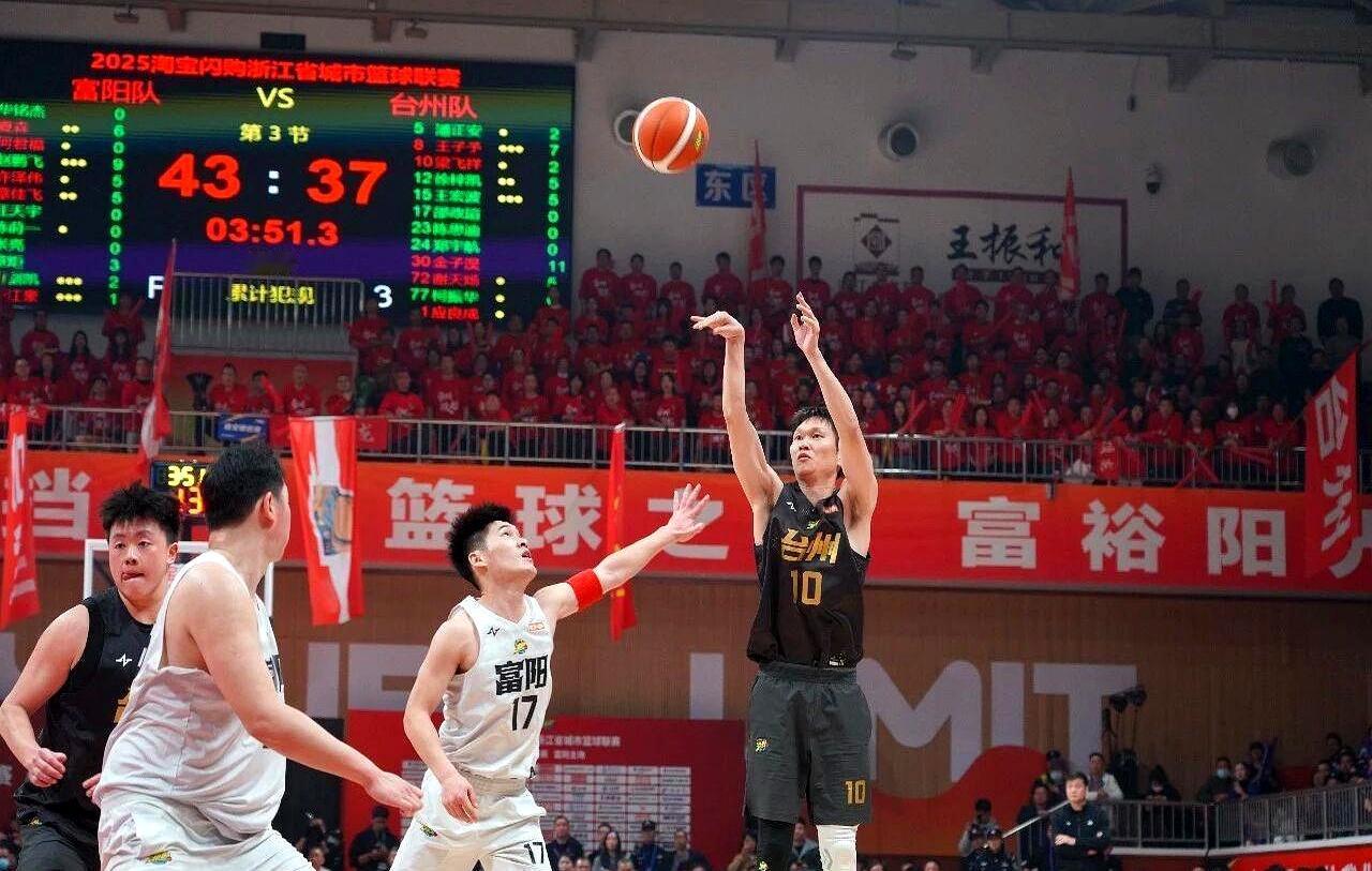 最后七秒，赵鹏飞拖着渗血的右腿，三次运球撕开包夹，把球甩给夏森，三分入网，反超一