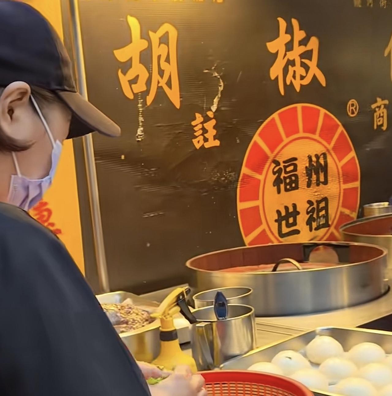 夜色里的台北饶河夜市，英伟达CEO黄仁勋的身影混在人潮中，手里捧着刚出炉的胡椒饼