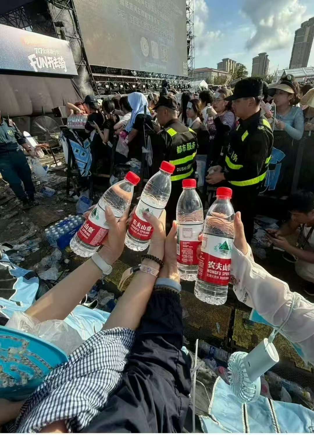梓渝逆应援粉丝梓渝给粉丝降暑逆应援梓渝给粉丝降暑逆应援，好暖，[抱抱][抱抱] 