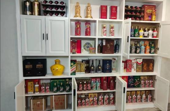 不要脸！云南昆明，一位42岁男子看望退休3年的老领导，带了2瓶茅台、1条华子和4