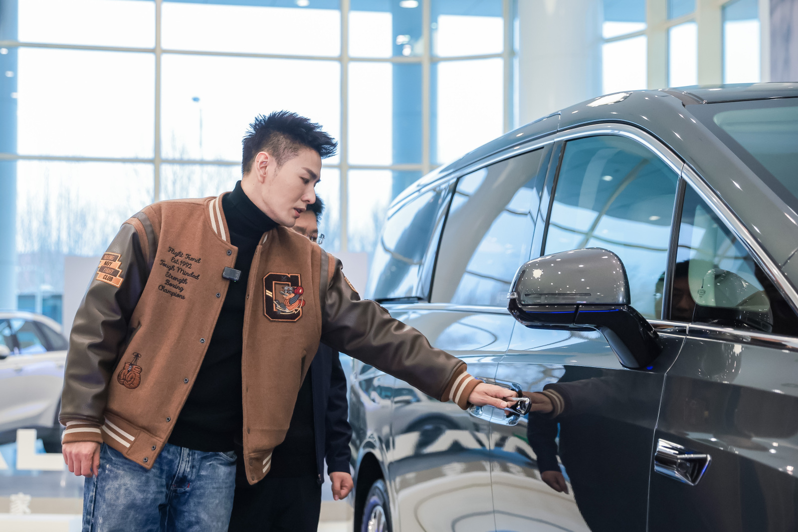 说出来你可能不信，现在其实还没出正月，春晚魔术师邓男子又和大家见面了，这次是提了