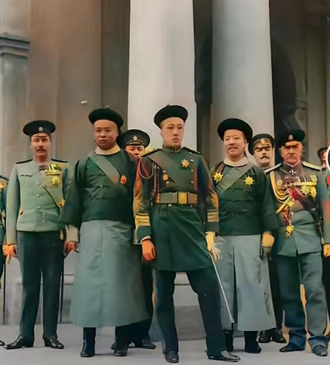 下图居中戎装者是末代王爷、溥仪的七叔载涛。他与溥仪关系极好，却为了国家大义始终未