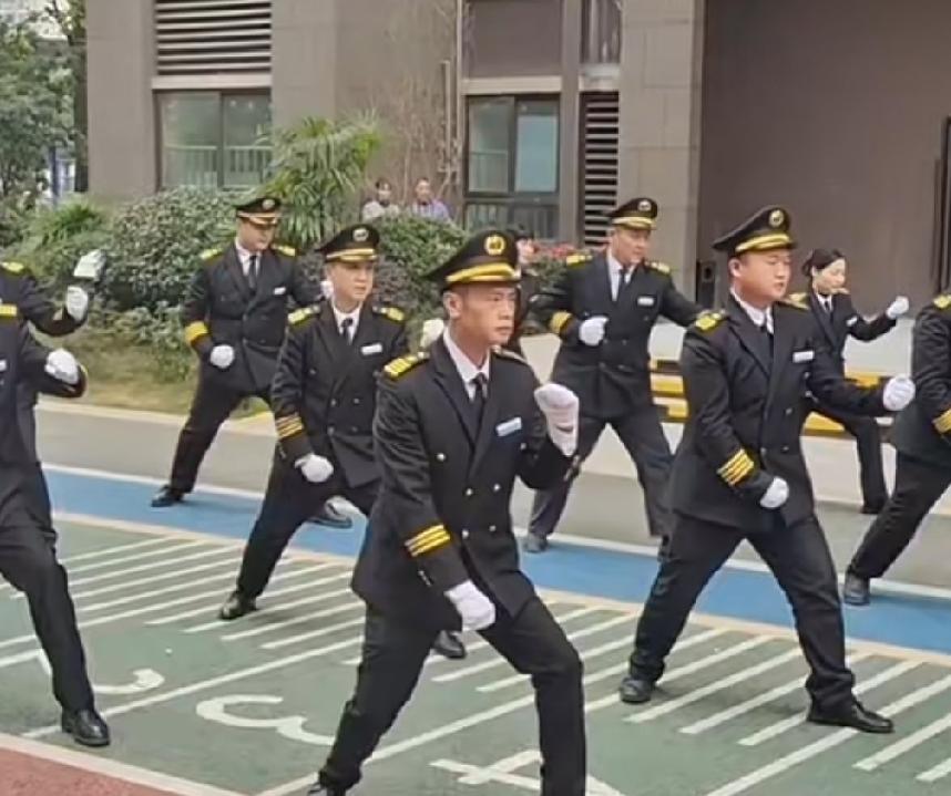 当保安没有什么丢人的，靠自己努力赚钱，该自信就要自信！什么叫丢脸？没钱吃饭还装清