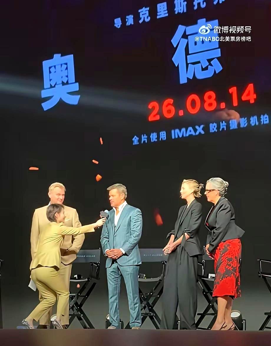 一个从业20年的资深主持，因为一个半蹲动作，差点毁了职业生涯。

电影首映礼上，