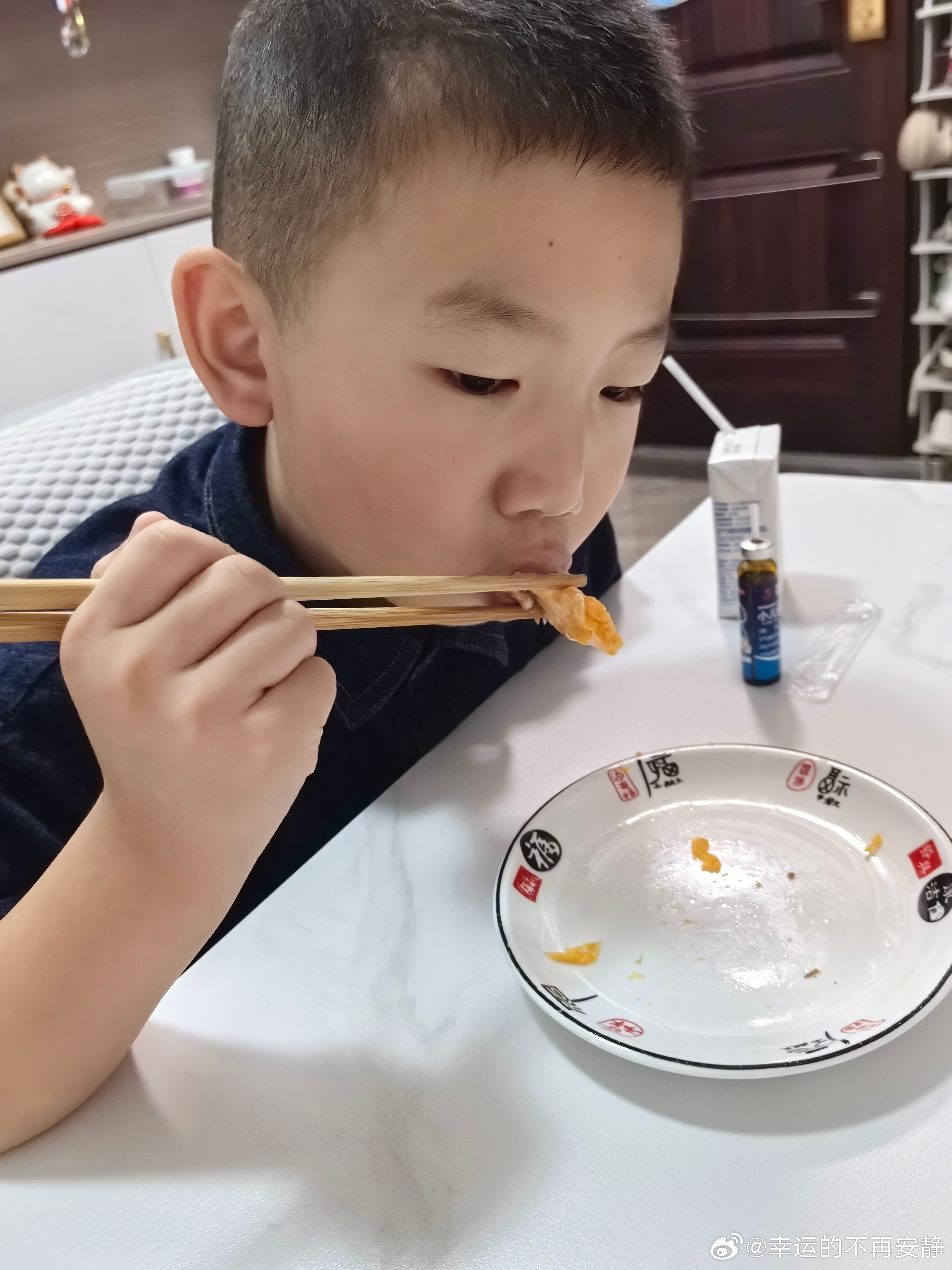 由于昨晚没睡好晚上一点也不想起来磨蹭到七点半起来了给小学生煎了鸡蛋，拿一个牛奶，