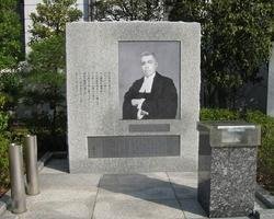 “远东军事法庭”印度法官帕尔坚持认为日本人无罪。他写了一份十多万字的“异议书”，