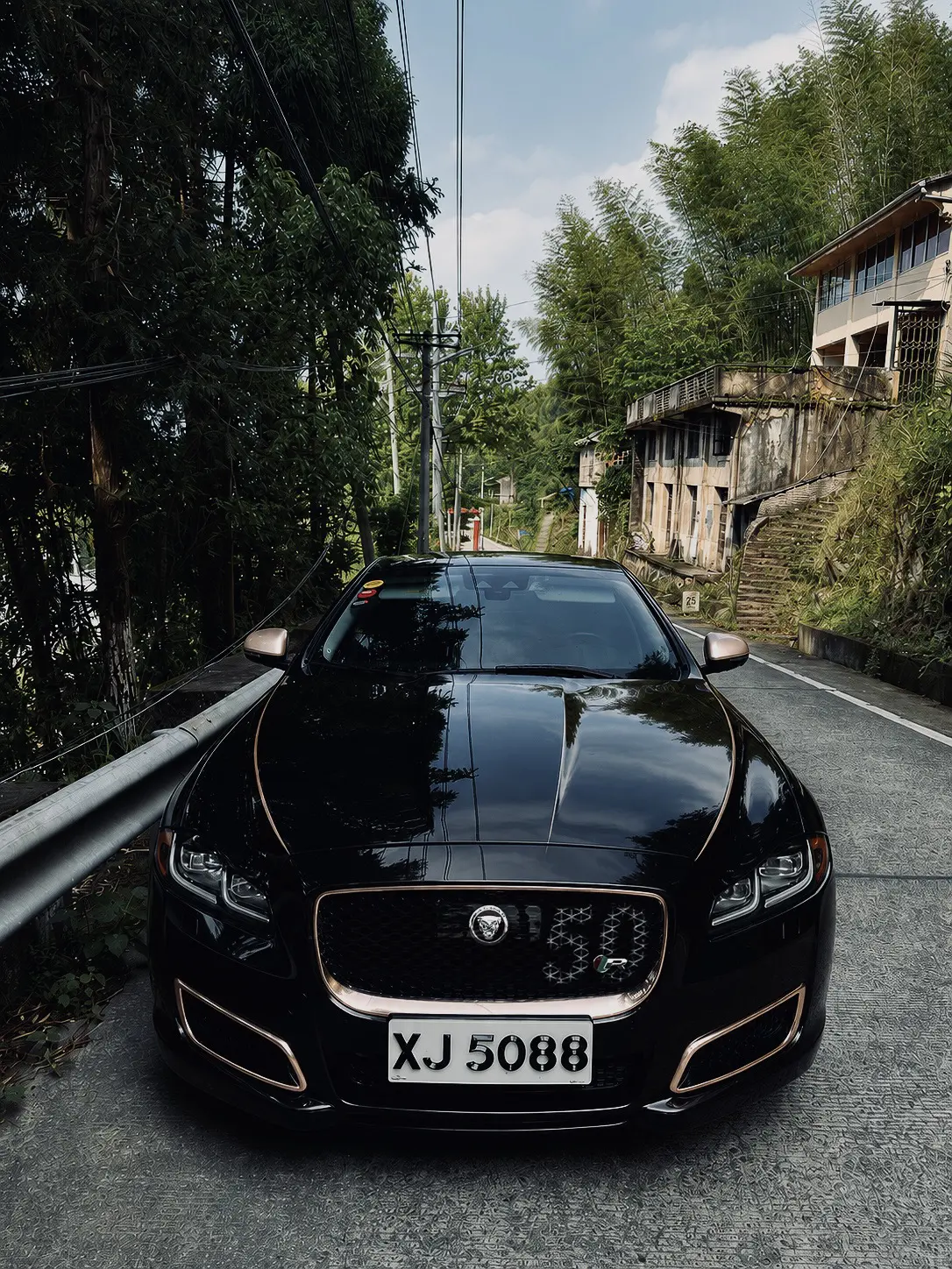 Black Jaguar XJ50。