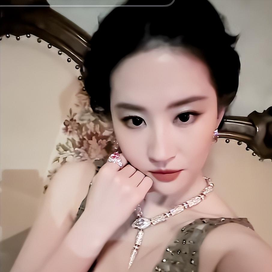 上周我朋友亲眼见到刘亦菲了。
马上和我八卦起来
说刘亦菲真人和照片视频的差距，不