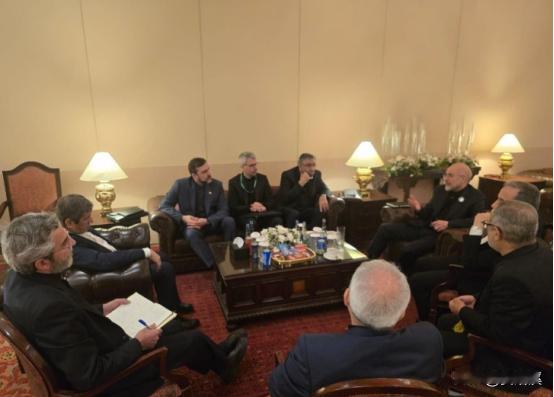 当地时间4月11号，巴基斯坦总理夏巴兹，跟伊朗来的谈判代表团见了一面，结果没聊多