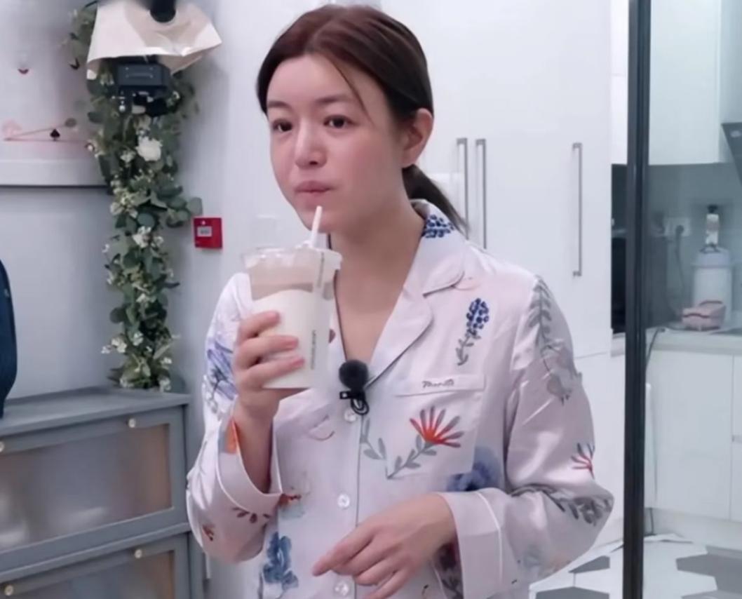 有人喷陈妍希的演技我能忍，
吐槽身材我也能接受，
但拿刚起床的素颜状态去攻击她，