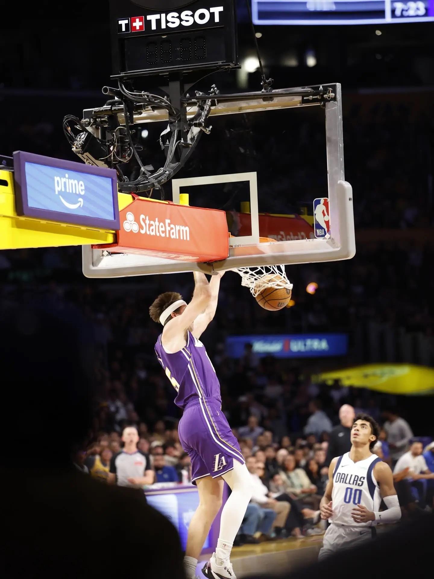 里夫斯已经逐渐的成长为一名巨星，场均得分从去年20.2进步到今年28.5分！减少