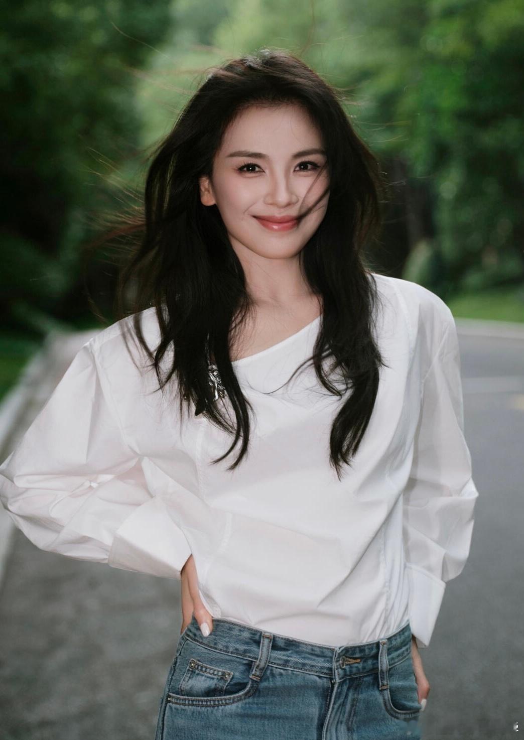 短剧妹和小说妹打入春晚内部 谁懂这份反差萌！刘涛秦海璐在春晚后台化身追剧党和书迷