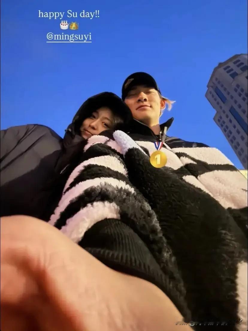 好一对神仙眷侣！朱易晒照祝男友苏翊鸣在冬奥会摘得首金，而且昨天是他22岁生日！