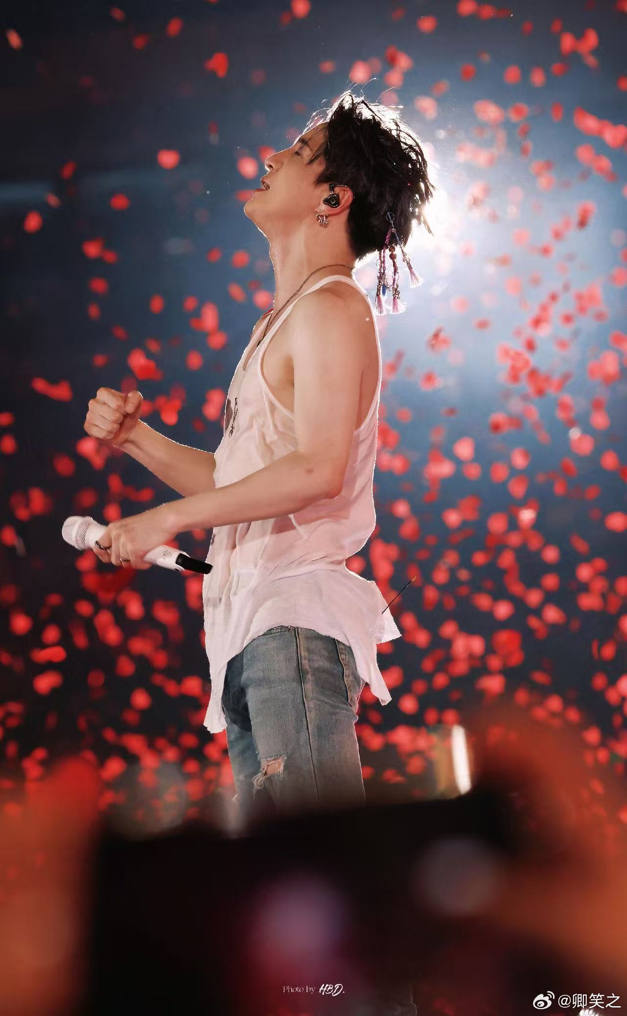 这下高低都能看到薛之谦演唱会了薛之谦万兽之王舞台诚意拉满，越建越高，全场每个位置