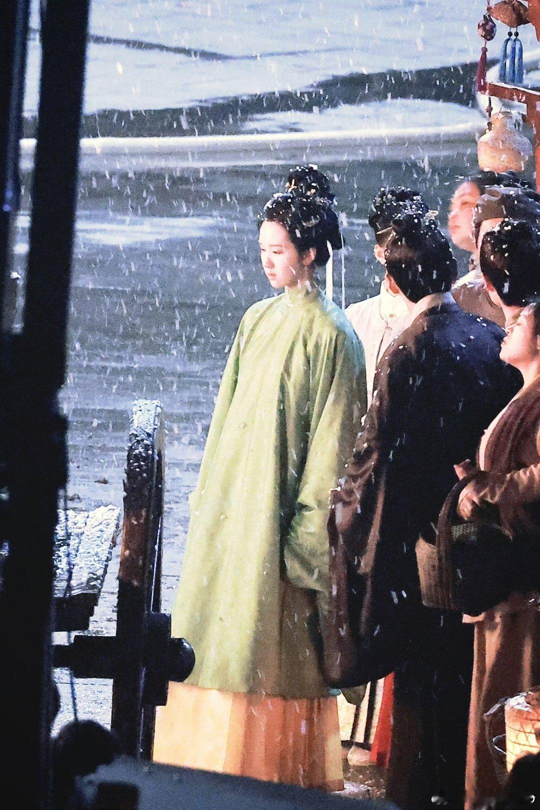 #陈都灵好像抹茶味大福#陈都灵贵女拍摄路透～这个造型好像抹茶味的大福啊，看起来软