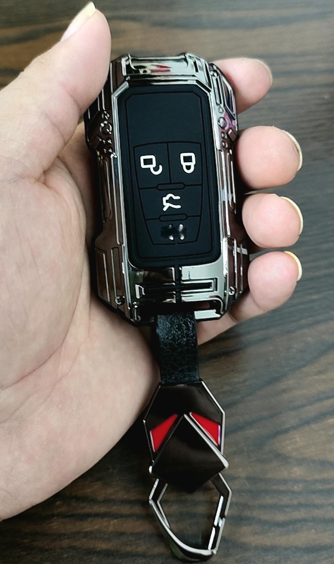 有些车的钥匙设计的确实是好看，但是有些车的钥匙是真的大，比如这个钥匙他是真的不小